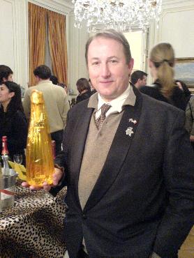 Denis Garret présentant une bouteille du fameux Pongracz Desidirius